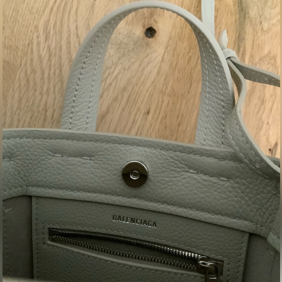 🩷VALENTINE’S DAY SPECIAL🩷
BALENCIAGA Everyday 2.0 Mini ShoulderTote Bag Greige - Picture 6 of 13